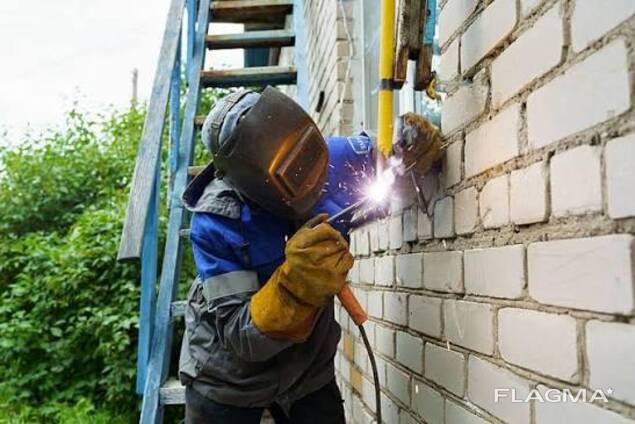 Профессиональный газосварщик под давлением